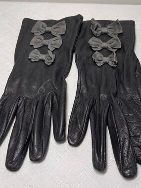 Dark grey Leather Gloves with Gray Bow Accent
Large 7
Lightly lined